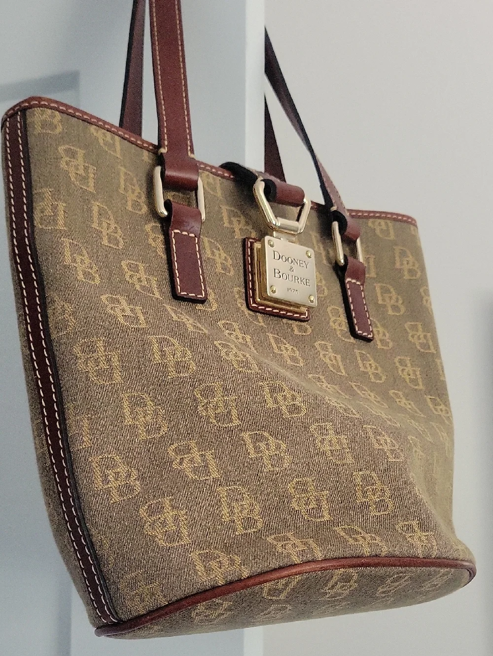 Vintage 1975 Dooney & Bourke Brown Monogram Bucket Bag with Cognac Brown Trim - Picture 4 of 16
